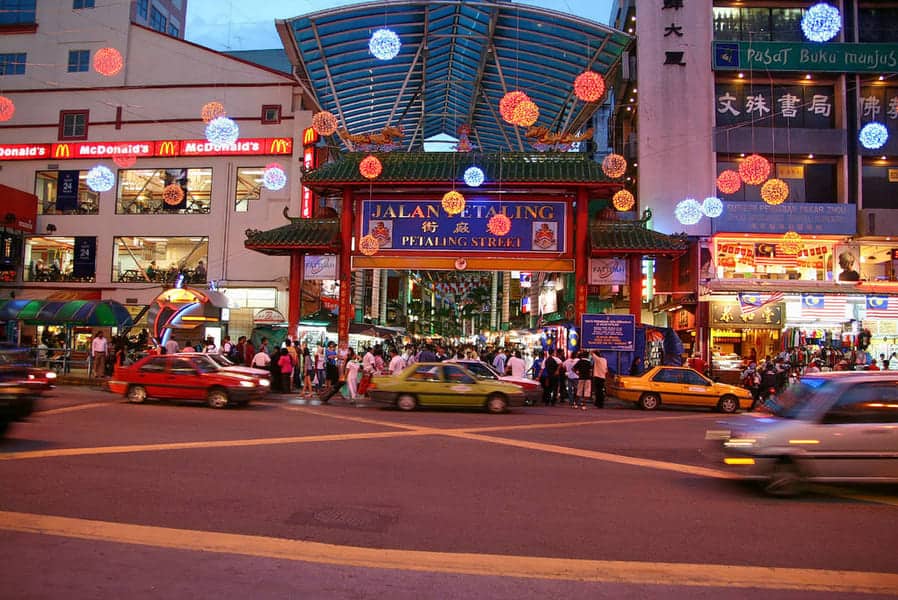 مدخل شارع بيتالينج (الحي الصيني) في العاصمة الماليزية كوالالمبور